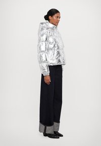 MICHAEL Michael Kors HOODED HIGH SHINE JACKET - Casaco de inverno - metallic silver