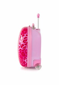Valigia rigida con una superficie rosa lucida, caratterizzata da un vivace design leopardato rosa e bianco, manico estensibile e ruote trasparenti.