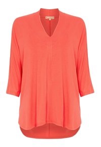 Tunique corail avec un décolleté en V, des manches trois-quarts et une silhouette fluide avec un ourlet arrière plus long ; fabriquée à partir d'un tissu léger.