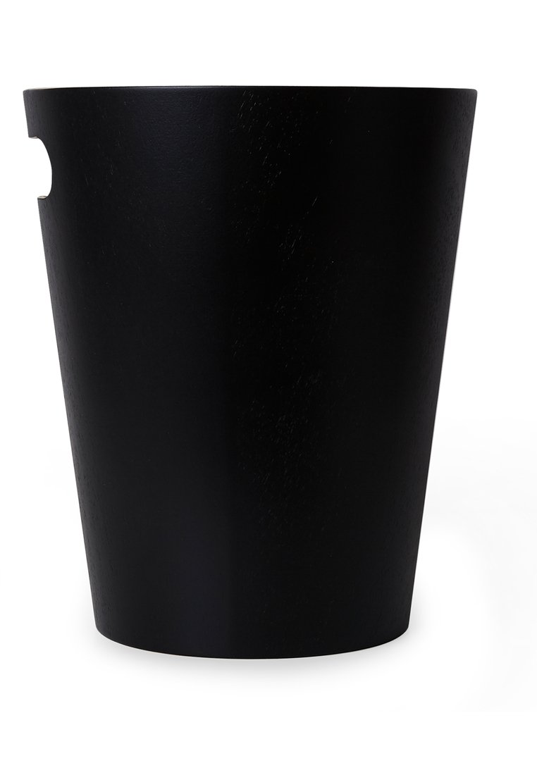 Schwarzer Holzabfallkorb mit konischem Design, glatter Textur und einem ausgeschnittenen Griff für einen einfachen Halt.