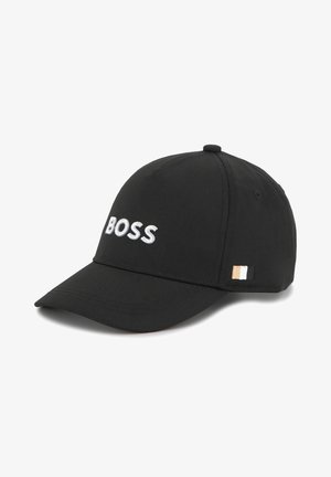 Čierny baseballový šiltovka s bielym vyšívaným textom "BOSS". Má štruktúrovanú korunu, zakrivený šilt a malú trojfarebnú označovaciu etiketu.