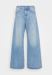 Jean large bleu clair en denim. Présente un design classique à cinq poches, une fermeture à bouton et des zones décolorées pour un look vintage.