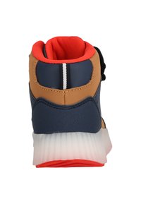 Mid-top sneaker med en brun og marineblå overdel, rød polstret krave, hvide stribedetaljer og en tekstureret hvid gummisål med røde accenter.