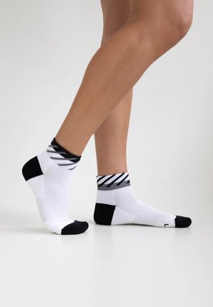 RUNNING DISRUPTS SHORT - Trainer socks - weiß