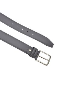 Szary skórzany pasek o gładkiej fakturze, posiadający równomiernie rozmieszczone otwory, srebrzystą metalową sprzączkę oraz przeszycia wzdłuż krawędzi.