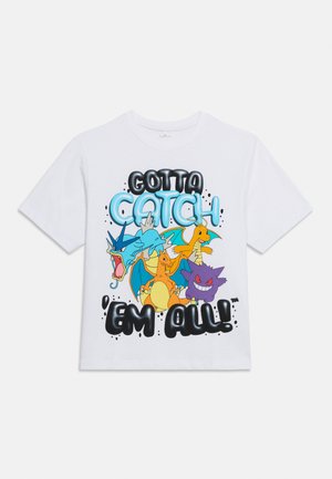 T-shirt blanc avec des personnages colorés de Pokémon et le texte "Gotta Catch 'Em All!" en lettres grasses et ludiques sur le devant.