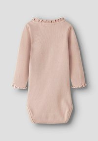 Body de bebé de manga larga de color rosa claro con textura en relieve y bordes rizados en el cuello y los puños, dispuesto en plano sobre un fondo gris.