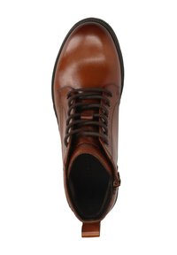Brązowe skórzane botki za kostkę z okrągłym noskiem, sznurowanym zapięciem i teksturowanymi brązowymi sznurówkami. Posiadają pętelkę przy pięcie dla łatwego zakładania.