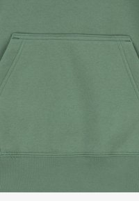 Tessuto di felpa verde con una tasca frontale, caratterizzato da una consistenza morbida e dettagli a costine lungo i polsini e l'orlo.
