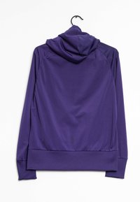 Sudadera con capucha de color púrpura, con una textura suave, puños y dobladillo acanalados, y un lazo colgante. Diseñada para uso atlético o casual.