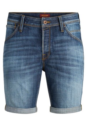 Pantaloncini da uomo in denim blu con orli risvoltati, bottone e cerniera frontali, cinque tasche e dettagli di cuciture visibili.
