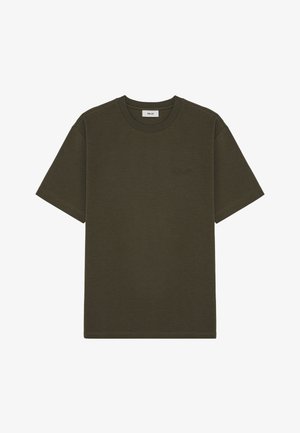 Olivgrön bomulls t-shirt med rundad halsringning och korta ärmar; har en subtil broderad logotyp på bröstet och en mjuk textur.