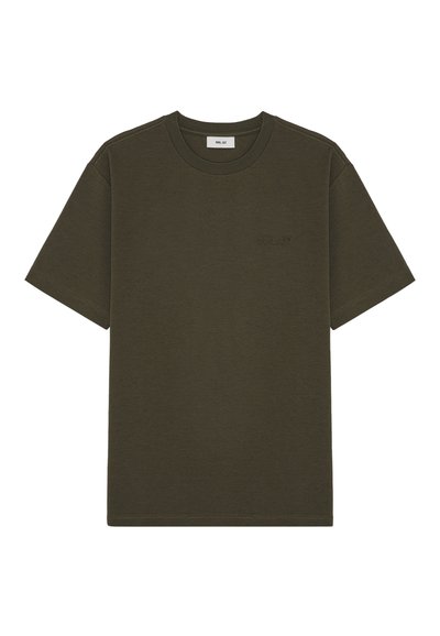 Olivengrøn bomulds-t-shirt med rund hals og korte ærmer; har et diskret broderet logo på brystet og en glat tekstur.