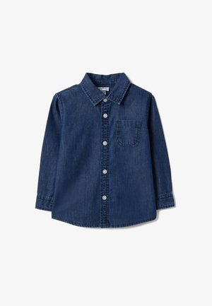Camicia di jeans blu scuro a maniche lunghe con collo, bottoni frontali e una tasca sul petto, distesa su uno sfondo bianco.