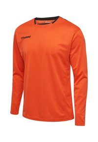 Jasno pomarańczowa sportowa koszulka z długim rękawem z czarnym logo Hummel na piersi i czarną lamówką wewnątrz okrągłego dekoltu, przedstawiona na białym tle.