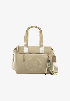 Bolso rectangular beige con dos asas cortas, una correa de hombro desmontable, bolsillo delantero con cremallera y borlas decorativas trenzadas multicolores.