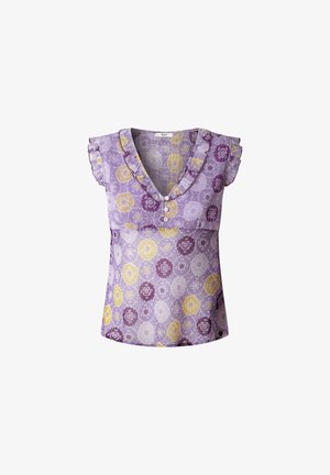 Bluză violet cu mâneci volan, decolteu în V și nasturi în față. Prezintă un model floral în galben și alb pe un material texturat.