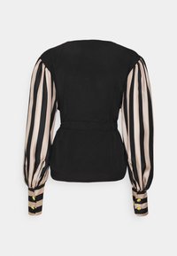 Schwarze Bluse mit puffigen gestreiften Satinärmeln in Beige und Schwarz, die eine taillierte Passform und Knopfakzente an den Manschetten aufweist.