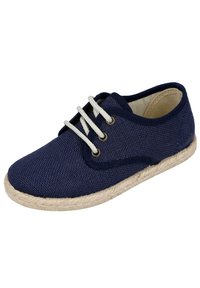 Zapato de lona azul marino con ojales y cordones blancos, media suela de cuerda de yute, punta redondeada y un forro interior suave.