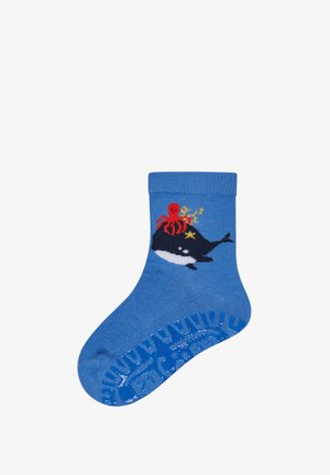Blaue Kindersocke aus Baumwolle mit schwarzem Wal- und rotem Oktopus-Motiv, mit rutschfesten Gummigriffen an der Unterseite.