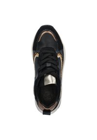 Zwarte sneaker met een gestructureerd bovenwerk, metalen accenten en een patroonontwerp. Heeft zwarte veters en een contrasterende zoolkleur.