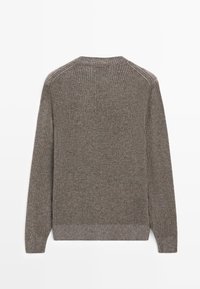 Maglione marrone a coste con maniche lunghe, scollatura rotonda e tessuto testurizzato. Caratterizzato da un design semplice e classico, senza decorazioni.