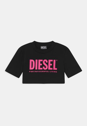 Czarny krótki t-shirt wykonany z bawełny. Na przodzie znajduje się odważny różowy napis "DIESEL" oraz tekst "FOR SUCCESSFUL LIVING". Krótkie rękawy.