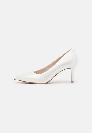 Hvid satin højhælet sko med spids tå, 7 cm stiletthæl og glat tekstur. Minimalistisk stil med klassisk silhuet.