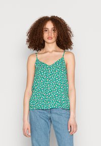 Camisola verde floral com alças finas, apresentando um decote em V e um corte solto. O padrão inclui pequenas flores brancas e cor-de-rosa.