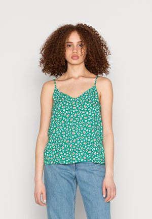 Camisola verde floral com alças finas, apresentando um decote em V e um corte solto. O padrão inclui pequenas flores brancas e cor-de-rosa.