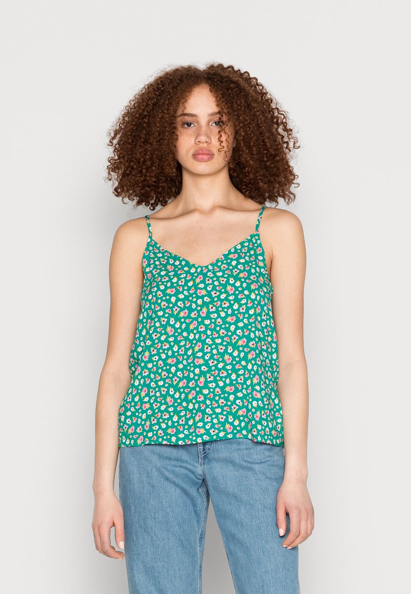 Camisola verde floral com alças finas, apresentando um decote em V e um corte solto. O padrão inclui pequenas flores brancas e cor-de-rosa.
