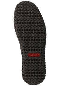 Suola di scarpa in gomma nera con un motivo a diamante, caratterizzata da un logo "rieker" rosso vicino al centro. La texture antiscivolo migliora la presa.