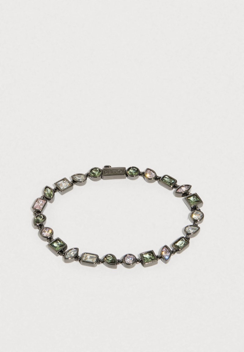 Käevõru, millel vahelduvad rohelised, läbipaistvad ja roosad vääriskivid erinevates kujundites, paigaldatud tumedale metallile ristkülikukujulise graveeritud pandlaga.