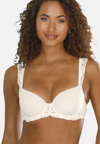 Witte gevulde bh met kanten rand langs de bandjes en cups. Gladde stofafwerking, beugelsupport en een strikdetail in het midden.