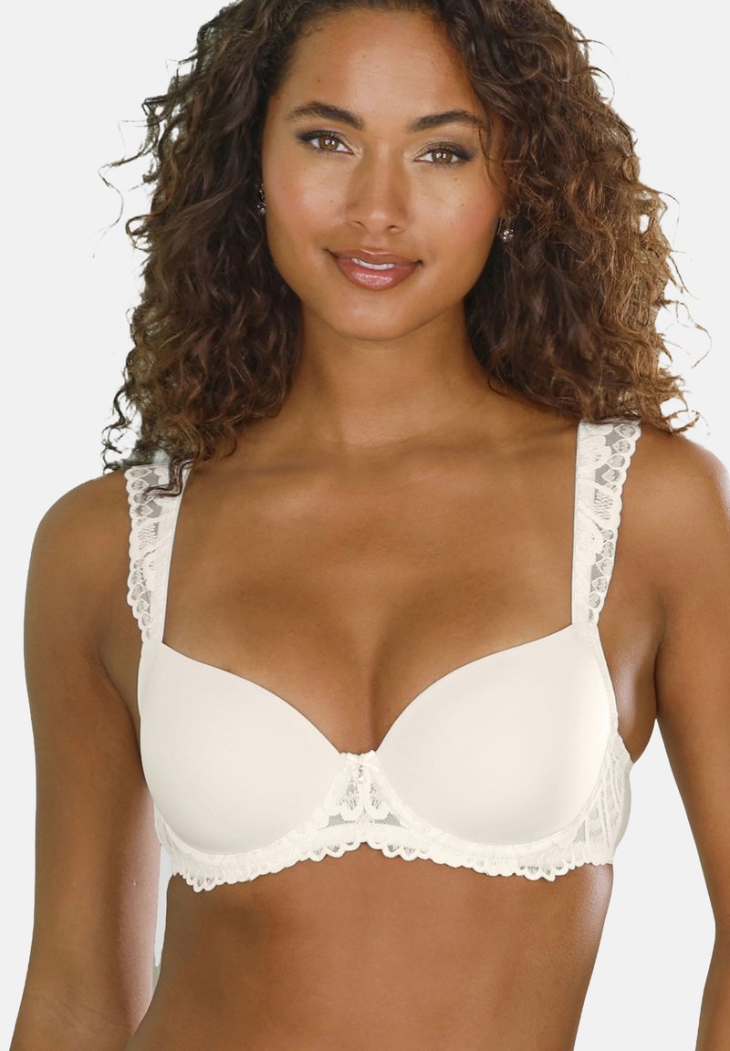 Witte gevulde bh met kanten rand langs de bandjes en cups. Gladde stofafwerking, beugelsupport en een strikdetail in het midden.