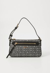 Černobílá kabelka s logem DKNY z texturované látky, zdobená zlatým zipem a odnímatelným ramenním popruhem. Kompaktní obdélníkový tvar.