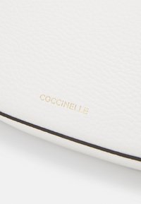 Coccinelle MERVEILLE - Geantă de mână - brillant white