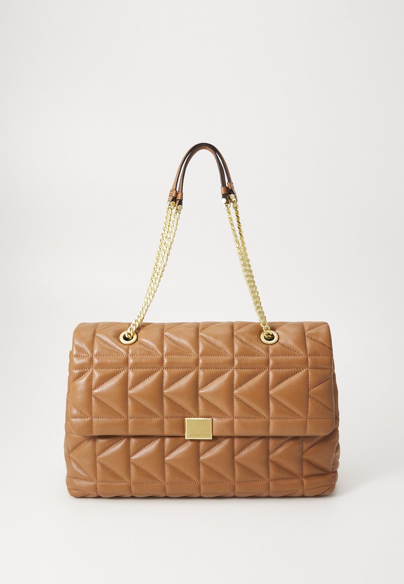 Borsa a tracolla in pelle color tan trapuntata con catene dorate, forma rettangolare e una texture liscia. Presenta un dettaglio in metallo dorato sulla parte anteriore.