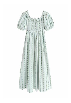 Robe midi bleu clair avec manches bouffantes, corsage smocké et rayures verticales à fleurs vertes.
