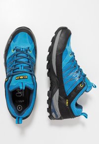 Buty trekkingowe CMP z niebieską tekstylną cholewką, czarnymi gumowymi akcentami, teksturowanymi panelami siateczkowymi oraz wytrzymałą podeszwą z głębokim bieżnikiem.