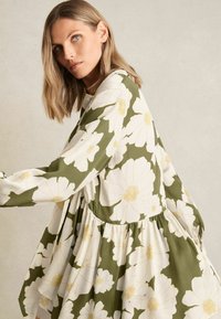 Reiss REGULAR FIT - NEVA FLORAL TIE-NECK SWING - Blousejurk - ivory green