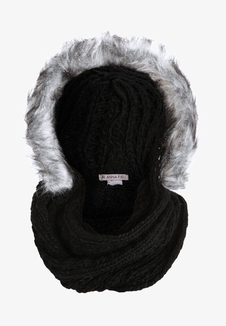 Capuche noire en tricot avec bordure en fausse fourrure grise et une étiquette à l'intérieur portant la mention "Anna Field".