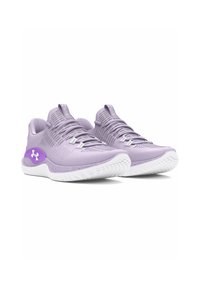 Zapatillas deportivas de color púrpura claro con parte superior de tela texturizada, suela blanca y un distintivo acento púrpura en el costado. Presenta cordones planos y suela con dibujo.