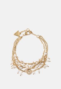 Bracciale multistrato color oro con perle finte bianche, design a catena intricato e un charm decorativo con motivo circolare.