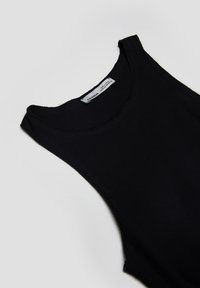 Schwarzes, geripptes Tanktop mit rundem Ausschnitt und breiten Schulterträgern. Glatte Textur ohne Muster oder Verzierungen.