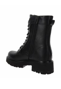 Bottines à lacets noires avec une finition en cuir lisse, une fermeture éclair sur le côté et une semelle robuste avec un motif de crampons prononcé.