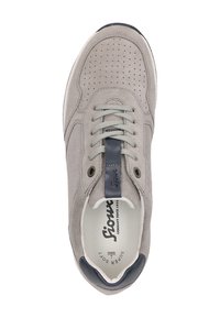 Graue Wildleder-Sneaker mit perforiertem Obermaterial, flachen grauen Schnürsenkeln, dunkelblauen Lederelementen an der Zunge und einem gepolsterten weißen Innenraum.