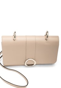 Borsa a tracolla in pelle beige con texture liscia, dettagli delle cuciture orizzontali, hardware in metallo argentato e tracolla regolabile.