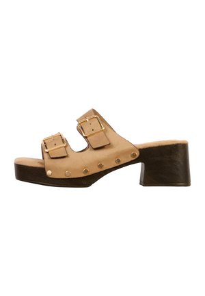 Tan åben-tå slide sandal med to guldspændte remme, guldkapsler og en mørkebrun blokhæl.