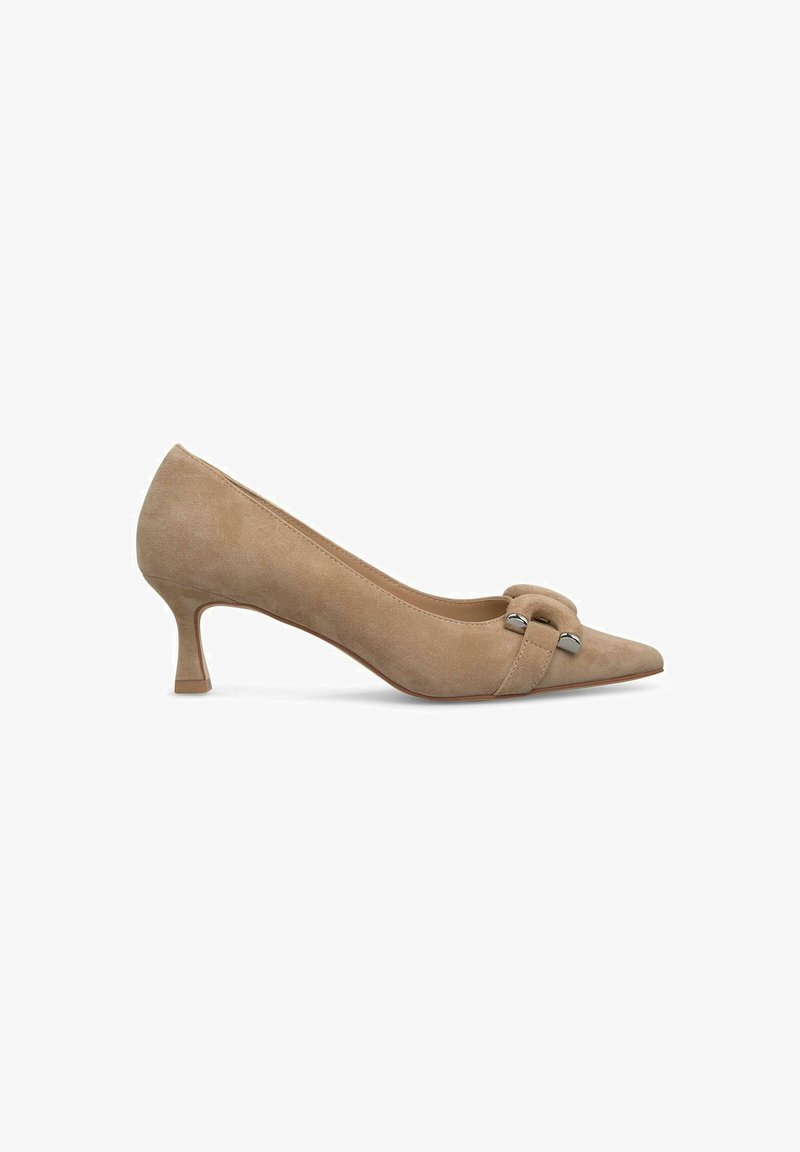 Chaussure à talon haut en suède beige avec un bout pointu et un petit talon. Présente une bande décorative avec des détails en métal argenté.
